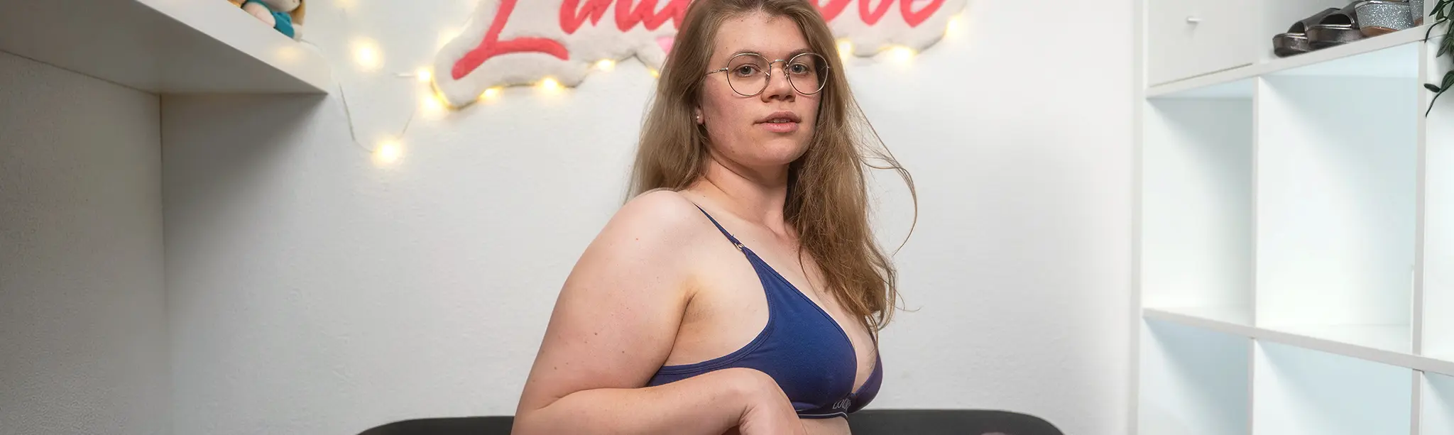 Lina Love Camgirl live in ihrem Streaming Zimmer